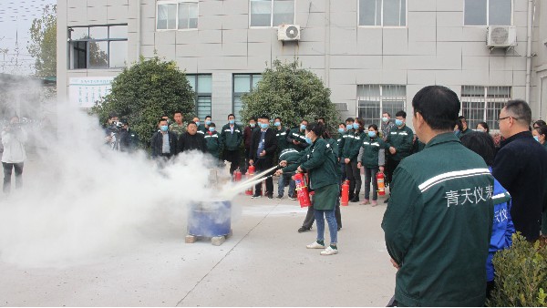 青天仪表加强安全意识，全体员工进行消防演练